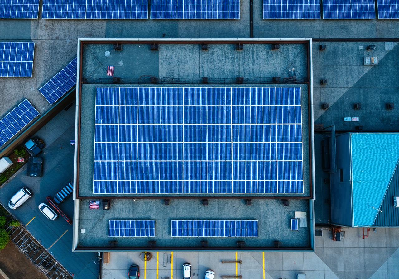 Vista aérea de instalação solar